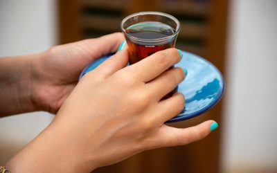 Egészséges italválasztás a mindennapokban: miért illik a fekete tea egy tudatos étrendbe?